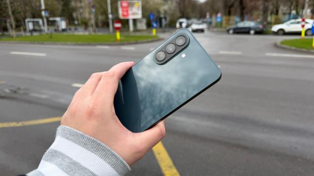 <b>Samsung Galaxy A37: Camera wide primește pixeli de 1 micron, foarte apropiată de A57</b>Setup-ul foto de pe Galaxy A37 nu se schimbă ca hardware față de ce ne livra predecesorul și avem aceeași componență cu 50 mpx wide, OIS, 8 mpx ultra-wide și 5 mpx macro. Pentru selfie-uri se oferă o cameră de 12 mpx