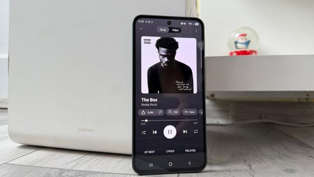 <b>Samsung Galaxy A37: Acustică stereo cu difuzoare păstrate de la predecesor, aceleași scoruri</b>Samsung nu a umblat la difuzoarele lui Galaxy A37, astfel că mizează pe același setup de la predecesor. Este vorba despre unul stereo cu difuzor mare la bază și earpiece-ul de sus care preia rol de difuzor atunci când pui muzică