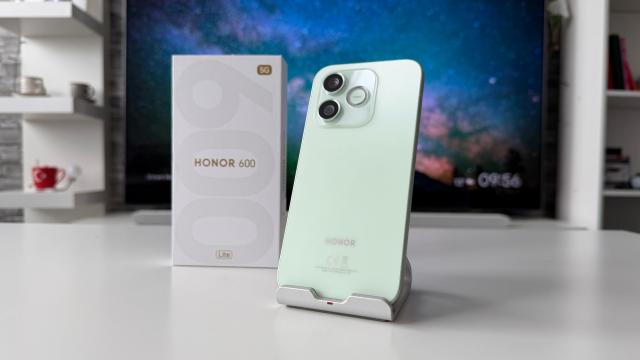 <b>HONOR 600 Lite review detaliat în limba română (evaluare Mobilissimo)</b>HONOR 600 Lite tocmai a sosit pe plan local şi vorbim aici despre un smartphone foarte rezistent, care face față unor scăpări de la 1.8 metri înălţime şi cu un buton pentru camera şi AI mai bine implementat decât la multe companii