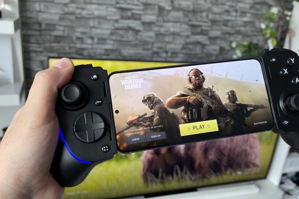 RAZER Kishi Ultra Review: controller-ul care îți transformă smartphone-ul sau tableta în consolă portabilă, cu grip-uri ca de DualSense V2 (PS5)