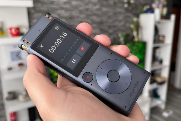 iFLYTEK Smart Recorder Review: Recorder digital pentru interviuri, cu funcție de transcriere pe bază de AI