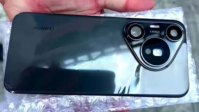 <b>HUAWEI Pura 70 Pro are carcasa fotografiată, dezvăluind prezența unei camere periscop; Vedem varianta pe negru glossy</b>În așteptarea lansării lui HUAWEI Pura 70 Pro descoperim noi leak-uri, astăzi fiind vorba despre o fotografie a panoului spate care scoate la iveală prezența unei camere telephoto periscop în acel modul foto cu design nou, triunghiular