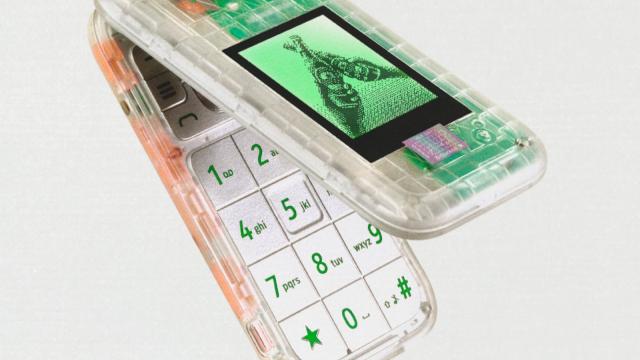 <b>Heineken şi-a făcut propriul telefon: e transparent şi are clapetă - Boring Phone</b>În ceea ce pare a fi cea mai trăznită colaborare din ultima vreme, Heineken şi HMD au creat un telefon transparent non smart care e gândit să te lase să te distrezi. Se numeşte Boring Phone şi poate doar prelua şi realiza apeluri 