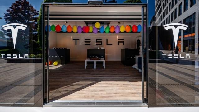 <b>Tesla a deschis primul magazin de tip Pop-Up Store din România; Se află în Iulius Town, Timișoara</b>În 2021 prima stație de încărcare Tesla Supercharger ajungea în Timișoara. Ei bine, o altă premieră e marcată în 2024, aparent. Aflăm prin intermediul publicației Economedia că Tesla a deschis primul magazin tip Pop-Up din România în zona Iulius Town