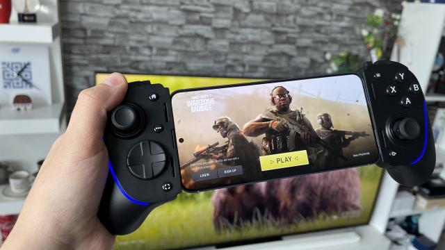 <b>RAZER Kishi Ultra Review: controller-ul care îți transformă smartphone-ul sau tableta în consolă portabilă, cu grip-uri ca de DualSense V2 (PS5)</b>Recunosc, nu prea mă joc pe smartphone, având doar câteva titluri light de plictiseală pentru când sunt prin metrou și nu am instalate jocuri mari și competitive precum Call of Duty sau PUBG. Nu prea asociez smartphone-ul 