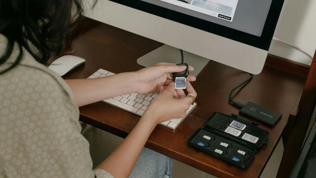 <b>Memoria și cum obișnuiam să stocăm date; O scurtă istorie a modalităților de stocare</b>Primul exemplu cunoscut de stocare a datelor îl regăsim în anul 9.000 î.Hr. În anii 1960, arheologii au descoperit ceea ce este cunoscut sub numele de Osul din Ishango. Tibia unui babuin și crestăturile sale din cuarț erau folosite pentru calcule simple