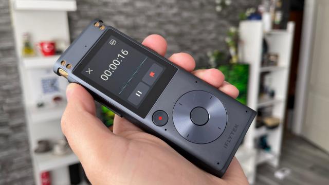 <b>iFLYTEK Smart Recorder Review: Recorder digital pentru interviuri, cu funcție de transcriere pe bază de AI</b>Uneori companiile ne mai propun colaborări și prim e-mail, iar fix asta s-a întâmplat cu cei de la iFLYTEK care ne-au propus să testăm cel mai nou produs al lor și anume iFLYTEK SR302 Pro, un recorder digital de ultimă generație 