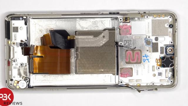 <b>Motorola Edge 50 Pro e disecat în fața camerei; Obține un scor de reparabilitate scăzut</b>Recent a debutat Motorola Edge 50 Pro, un model high midrange destul de atractiv dacă privim spre specificațiile camerei. Totuși, azi vorbim despre reparabilitatea sa, întrucât tocmai a fost disecat în fața camerei de către PBKReviews
