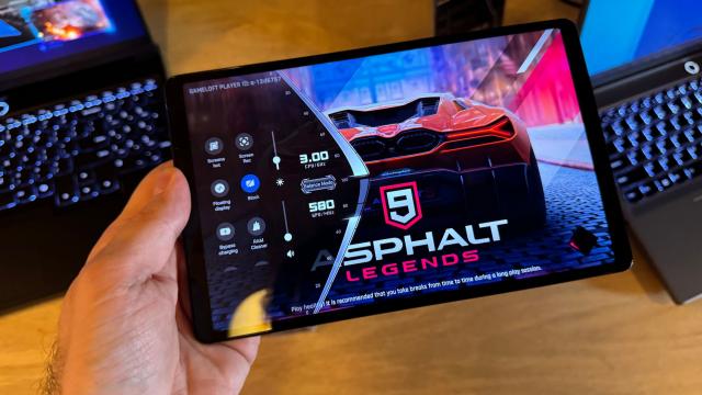 <b>Lenovo Legion Tab a ajuns în România şi m-am jucat pe ea: tabletă de gaming cu vapor chamber mare (Hands On Video)</b>Lenovo şi-a adus cele mai noi produse de gaming din seria Legion în România în ultimele zile ale lui aprilie, într-un eveniment organizat într-un loc familiar mie, la Deschis Gastrobar. E pe Splaiul Unirii şi are mâncare bună 