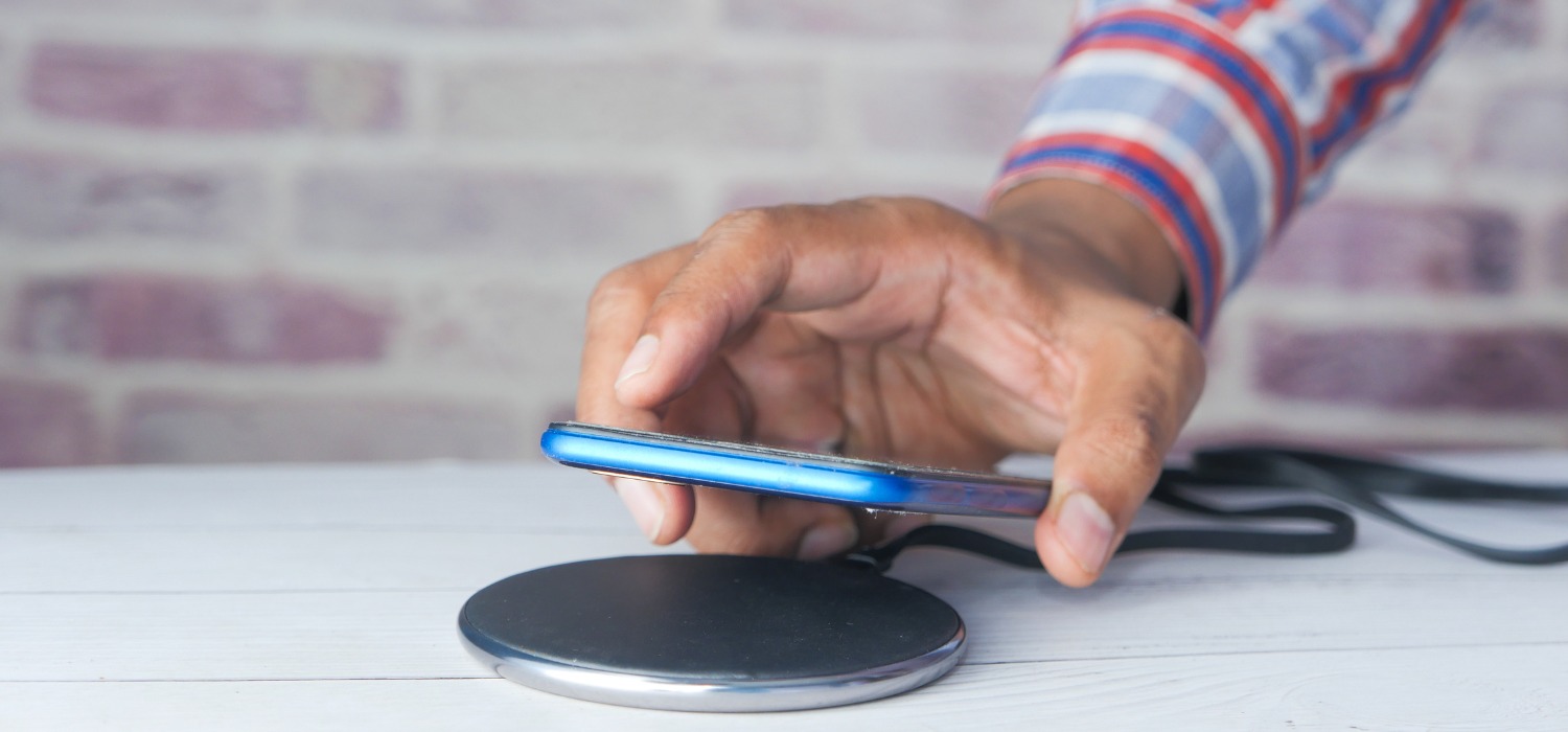 NFC nu e doar pentru plată: Android 15 ar putea aduce încărcarea wireless prin această tehnologie