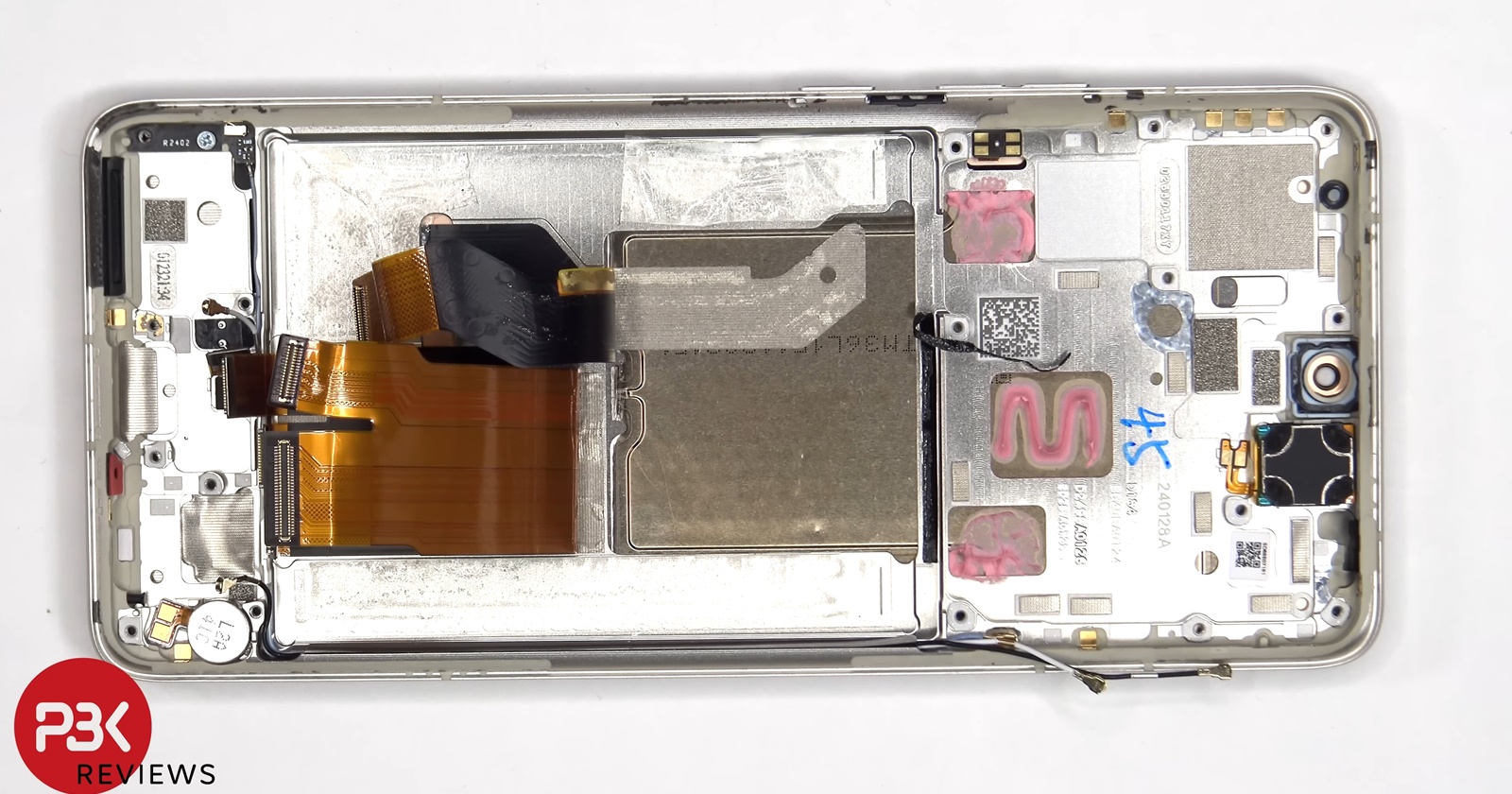Motorola Edge 50 Pro e disecat în fața camerei; Obține un scor de reparabilitate scăzut