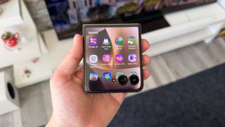 Motorola RAZR 70 Ultra: Software aproape stock, joculețe pe ecranul secundar și un Moto AI cu buton dedicat