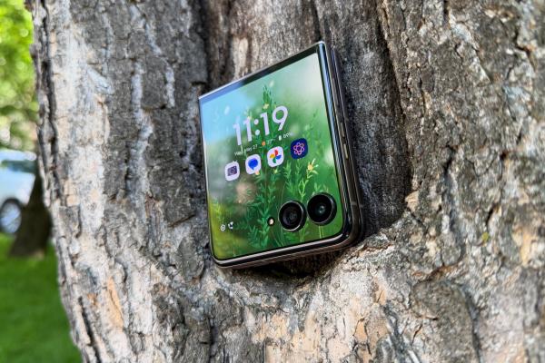 Motorola RAZR 70 Ultra: Display-uri create pentru consum on-the-go, aplicații și pe ecranul secundar