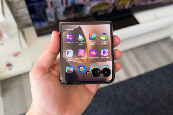 Motorola RAZR 70 Ultra: Software aproape stock, joculețe pe ecranul secundar și un Moto AI cu buton dedicat