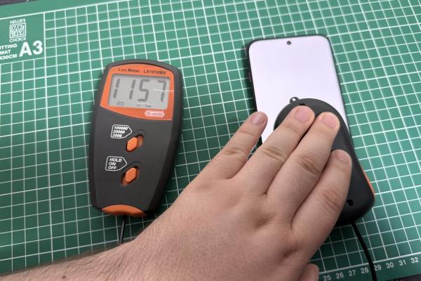 Luminozitate display - Motorola edge 70 Pro