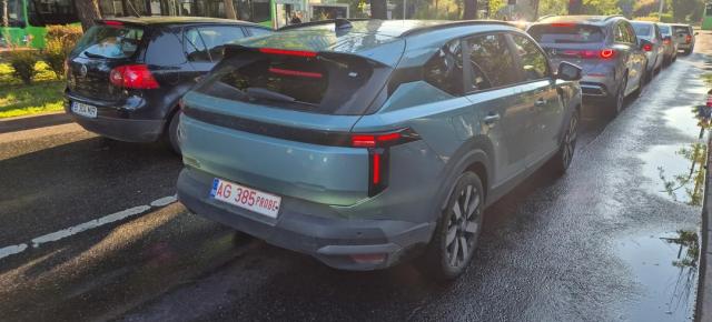 Dacia Striker la plimbare pe străzile din București, acum în fotografii fără camuflaj; E SUV sau doar un break pe tocuri?