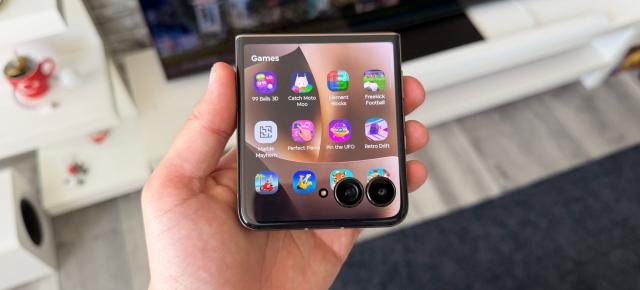 Motorola RAZR 70 Ultra: Software aproape stock, joculețe pe ecranul secundar și un Moto AI cu buton dedicat