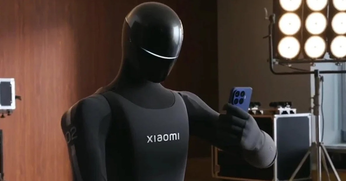 Robotul umanoid Xiaomi face fotografii cu telefonul, are mai nou „glande de transpiraţie”; Ce planuri are Xiaomi pentru CyberOne?