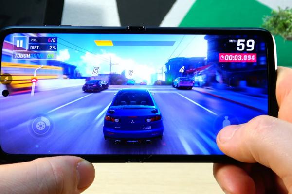 Motorola RAZR 2022: Benchmark-uri excelente pentru un pliabil cu clapetă