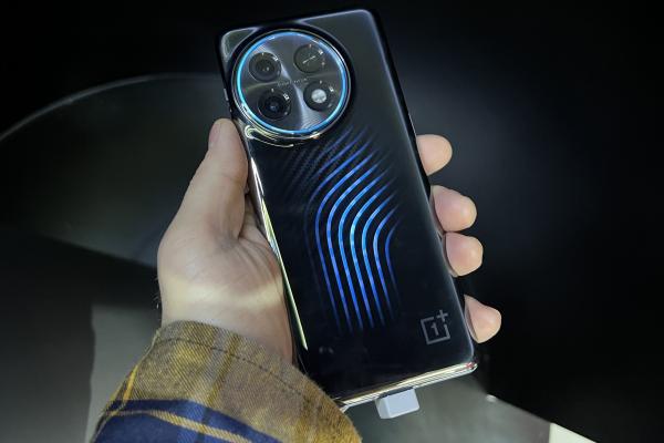MWC 2023: OnePlus 11 Concept Hands-on - primul smartphone cu răcire pe bază de lichid este atracția standului OnePlus din Barcelona 