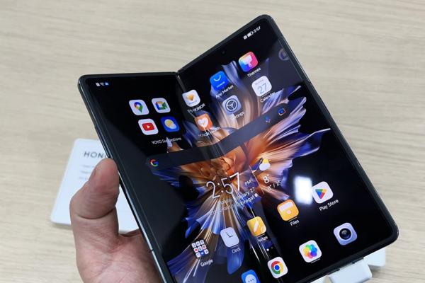 MWC 2023: Honor Magic Vs Hands-On - Smartphone pliabil premium, cu balama inedită și hardware de top