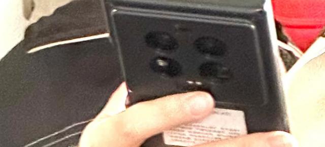 Xiaomi 13 Ultra are o cameră gigantică în spate, conform unui nou prototip scăpat online
