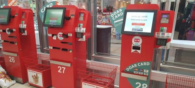 Auchan renunță la casieri în România! Clienții vor trebui să își scaneze singuri produsele și să achite în regim self check-out