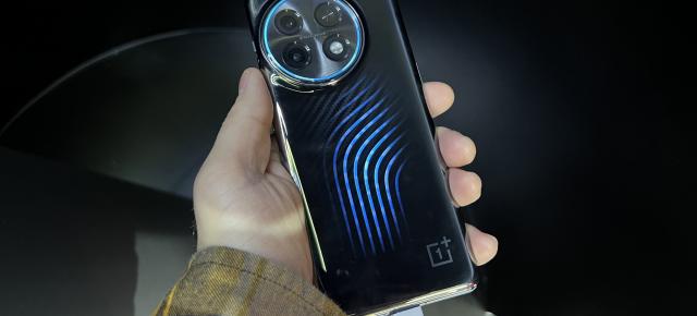 MWC 2023: OnePlus 11 Concept Hands-on - primul smartphone cu răcire pe bază de lichid este atracția standului OnePlus din Barcelona 