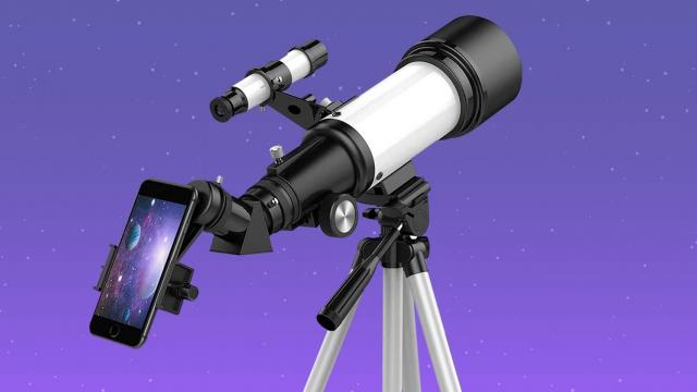 <b>E LUNI e AMAZON: Azi vă recomandăm telescopul OYS 70400AZ, cu accesorii la pachet, inclusiv suport pentru smartphone și geantă pentru transport</b>Uitându-mă în oferta Amazon DE am dat de un telescop foarte interesant, cu o mulțime de accesorii la pachet. E recomandat pentru copii și începători, dar are recenzii bune, nu e foarte scump și poate fi util dacă cel mic e pasionat de astronomie