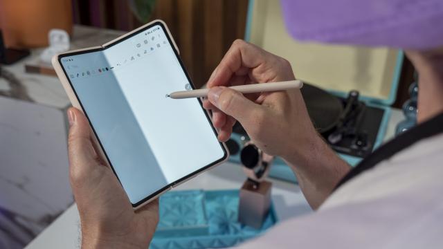 <b>Samsung nu va oferi slot S Pen pe pliabilul Galaxy Z Fold5 și nici pentru modelul din 2024 nu sunt șanse mari să vedem așa ceva</b>Ceea ce era deja așteptat pare a se confirma astăzi și anume faptul că Samsung nu va aduce slot S Pen pe smartphone-ul pliabil Galaxy Z Fold5. Nici predecesorii săi nu au avut și nici în cazul său nu vom avea un asemenea slot menit 