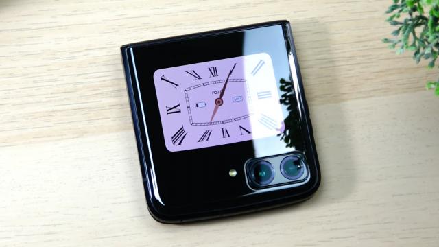 <b>Motorola RAZR 2022: Camera stă bine la detalii şi stabilizare, are unele sincope de midrange</b>Am ajuns şi la cameră, cu un senzor selfie de 32 MP decupat în ecran sus, cu HDR şi filmare Full HD. Din păcate doar cu focalizare fixa. Deschiderea este F/2.4. În spate se afla o cameră duala, cu senzor principal de 50 MP cu stabilizare optică