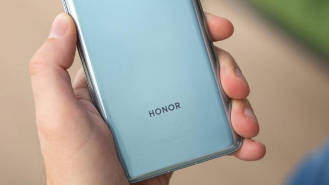 <b>Honor Magic5 Pro a primit randări cu iz oficial înainte de lansarea din cadrul MWC 2023; Ce ne rezervă camera-phone-ul?</b>Pe 27 februarie are loc un eveniment special în cadrul MWC 2023. Este vorba despre lansarea unor noi telefoane de top Honor. Conform teaserelor deja apărute pe web, vor sosi la nivel global flagship-uri din seria HONOR Magic5, dar și primul telefon