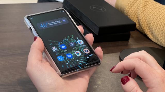 <b>MWC 2023: Motorola Moto RIZR Concept - smartphone-ul rulabil al viitorului primește un video hands-on direct din Barcelona</b>Motorola a surprins pe toată lumea la MWC 2023 odată cu prezentarea lui Moto RIZR Concept, un telefon rulabil care poate deschide calea către un viitor în care smartphone-urile compacte își pot extinde diagonala la o apăsare de buton