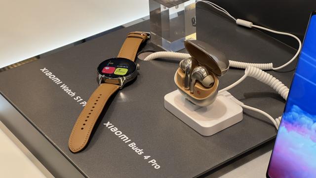 <b>MWC 2023: Xiaomi Watch S1 Pro Hands-on - smartwatch arătos, cu ecran AMOLED și cu experiență software actualizată </b>Xiaomi a venit la MWC 2023 și cu o serie de produse IoT, asta pe lângă telefoanele din seria Xiaomi 13 pe care le-am acoperit deja. În cazul de față avem un video hands-on realizat de colegul Alex pentru noul smartwatch premium intitulat 
