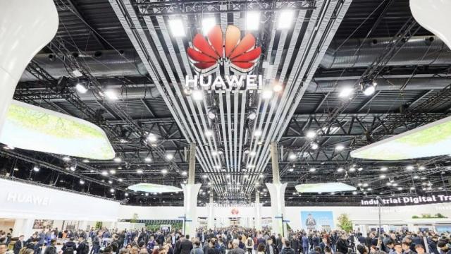 <b>MWC 2023: Huawei aduce o "oază de tehnologie" în Barcelona cu tema "GHIDUL pentru lumea inteligentă"</b>Azi a început MWC 2023, târg de tehnologie desfăşurat în Barcelona, acolo unde sute de companii îşi vor prezenta produsele noi, de la telefoane la laptopuri, monitoare, componente, software şi soluţii. MWC are loc între 27 februarie şi 2 martie 