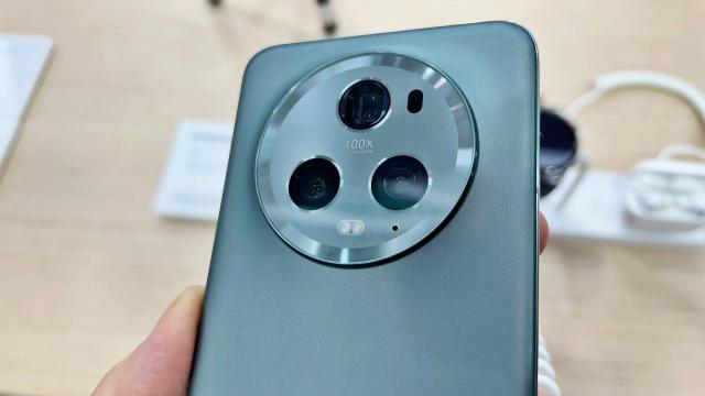 <b>MWC 2023: Honor Magic5 Pro Hands-on - flagship cu Snapdragon 8 Gen2 și cameră cu zoom 100x, senzor custom </b>Honor a profitat de prezența la MWC 2023 pentru a anunța noi smartphone-uri, fiind de altfel și singura companie care a adus în Barcelona flagship-uri nou nouțe. Vorbim despre Honor Magic5, Honor Magic5 Pro și Honor Magic Vs, cel din