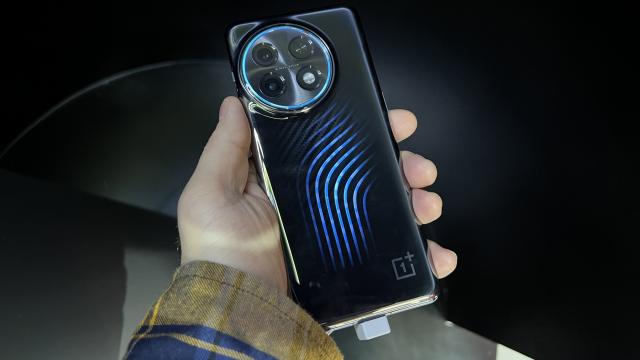 <b>MWC 2023: OnePlus 11 Concept Hands-on - primul smartphone cu răcire pe bază de lichid este atracția standului OnePlus din Barcelona </b>În cadrul târgului de tehnologie Mobile World Congress 2023, cei de la OnePlus au adus la stand pe lângă flagship-ul OnePlus 11 și varianta sa concept. Se numește OnePlus 11 Concept și se remarcă prin design-ul diferit al panoului din spate