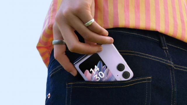 <b>Preț și disponibilitate OPPO Find N2 Flip în România (căști wireless cadou la precomandă)</b>Mai repede decât ne-am fi așteptat, iată că noul smartphone cu clapetă OPPO Find N2 Flip sosește pe plan local, fiind listat de către unul dintre cei mai mari retaileri. Acest lucru nu poate însemna decât un singur lucru, acela că v-am pregătit 