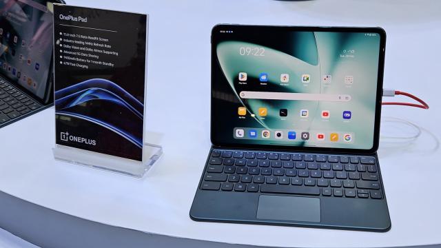 <b>MWC 2023: OnePlus Pad Hands-on - Prima tabletă a companiei e aici, cu un design cu personalitate și hardware de top</b>OnePlus a adus la MWC prima sa tabletă din portofoliu - OnePlus Pad. Nu știm încă dacă o vom vedea pe piața din România, însă Alex a testat-o preț de câteva minute la stand-ul producătorului. E o tabletă de dimensiuni mari, cu un layout ce facilitează