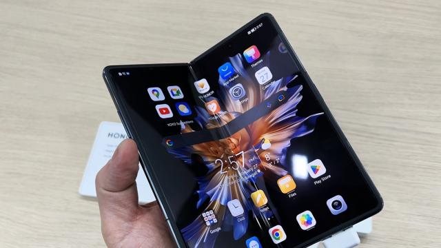 <b>MWC 2023: Honor Magic Vs Hands-On - Smartphone pliabil premium, cu balama inedită și hardware de top</b>Ieri a debutat oficial un prim smartphone pliabil Honor la nivel global. Am discutat despre Honor Magic Vs fix după evenimentul de lansare, însă acum colegul Alex, aflat în Barcelona, a reușit să petreacă câteva minute cu telefonul