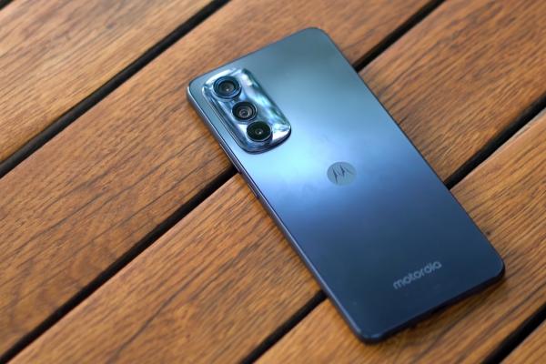 Motorola Edge 30: Camera surprinde plăcut la filmare, stabilizează bine, se descurcă la culori