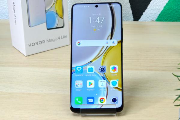 HONOR Magic4 Lite: Display imersiv, bun de privit filme dacă nu e soare puternic