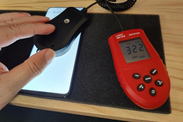 Luminozitate display Honor Magic4 Lite și ecranul văzut la microscop