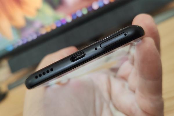 HONOR Magic4 Lite: Baterie nici prea-prea, nici foarte-foarte, încărcare rapidă