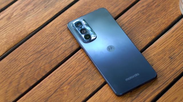 <b>Motorola Edge 30: Camera surprinde plăcut la filmare, stabilizează bine, se descurcă la culori</b>În ce priveşte camera lui Motorola Edge 30, avem una frontală de 32 MP cu filmare 4K (decupată în ecran), care aduce şi suport HDR şi are deschidere F/2.3. Primim şi o cameră principală triplă, cu doi senzori de 50 MP, cel principal cu stabilizare optică