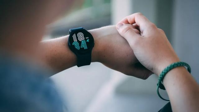 <b>Samsung Galaxy Watch 5 va sosi până la urmă cu un senzor pentru temperatură</b>În urmă cu câteva luni apăreau pe web primele informații cu privire la seria de smartwatch-uri Galaxy Watch 5 de la Samsung. Se credea pe atunci că noile ceasuri inteligente vor sosi cu un senzor pentru determinarea temperaturii corporale