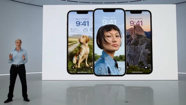 <b>iOS 16 anunţat de Apple la WWDC 2022; Vine cu lockscreen personalizabil, iMessage, Focus Mode actualizate</b>Apple a inaugurat pe 6 iunie 2022 evenimentul WWDC 2022 cu o conferinţă a cărei vedetă a fost prezentarea lui iOS 16. Deocamdată avem mai degrabă un teaser şi preview, deoarece versiunea finală vine de abia în septembrie cu noile iPhone-uri. Până atunci