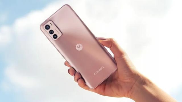 <b>Motorola Moto G42 este oficial! Telefon 4G cu baterie generoasă, display OLED și cameră principală de 50 MP</b>Motorola a anunțat recent două noi smartphone-uri accesibile, momentan disponibile doar în Brazilia. Despre Moto G62 5G am discutat, dar a debutat azi și Moto G42, un model accesibil 4G cu display AMOLED și baterie generoasă. Are chiar și cameră 