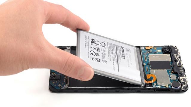 <b>Samsung este dată în judecată pentru algoritmul care prezice viaţa bateriei pe telefoane</b>Samsung are probleme legale, fiind dată în judecată pentru algoritmul ce prezice câtă baterie ţi-a rămas la telefon. Aparent un troll al brevetelor a luat la ochi gigantul sud coreean pentru algoritmul folosit pentru acest procedeu

