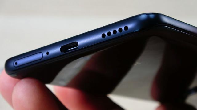 <b>HONOR Magic4 Lite: Acustică mono, cu un speaker decent, fără recorduri</b>Privind acustica am dibuit un singur difuzor, jos, unul destul de puternic. E decent privind calitatea, bineînţeles dacă îl catalogăm în segmentul lui de preț. Mă așteptam la jack audio aici, recunosc, asta deoarece de regulă midrange-urile oferă această